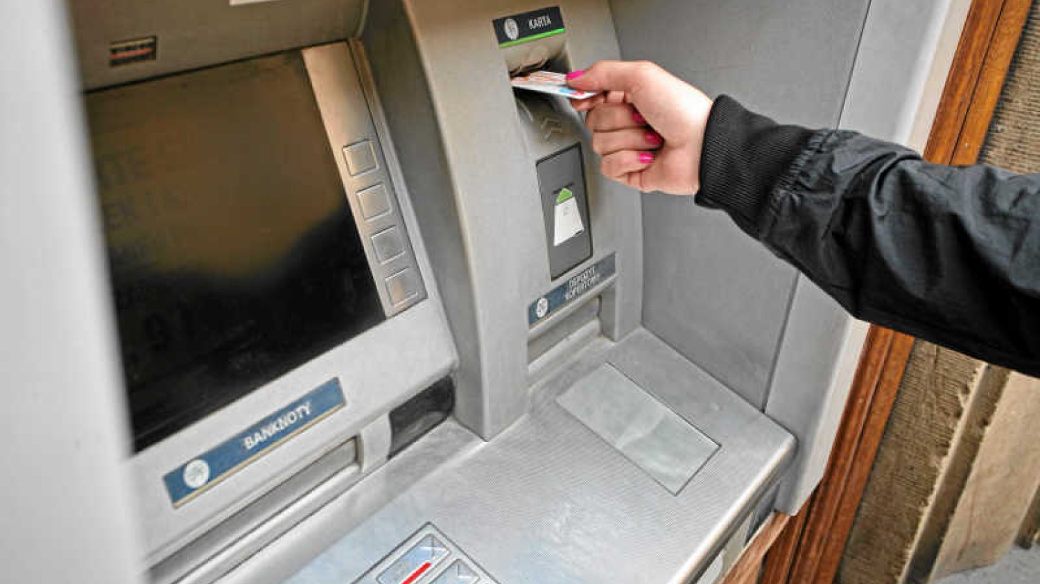 Jak działa bankomat? Czy grozi nam cyberwojna, która zablokuje bankomaty? Czy można shakować bankomat?