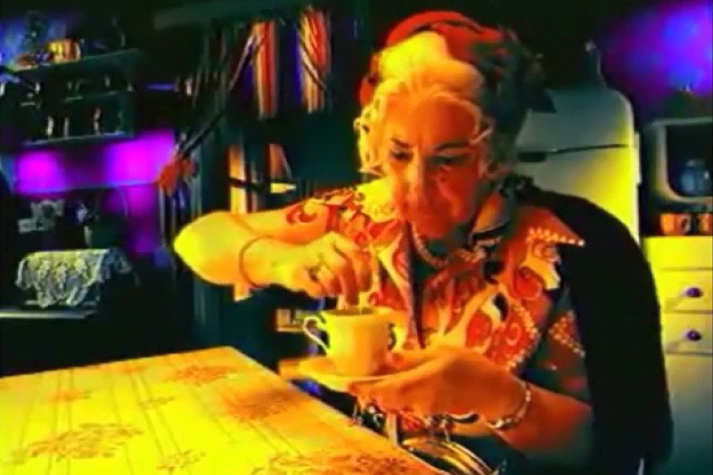 Ciasteczka, herbatka, parówki, a nawet zegarek – wszystko można według twórców reklamy kupić na stacjach Statoil