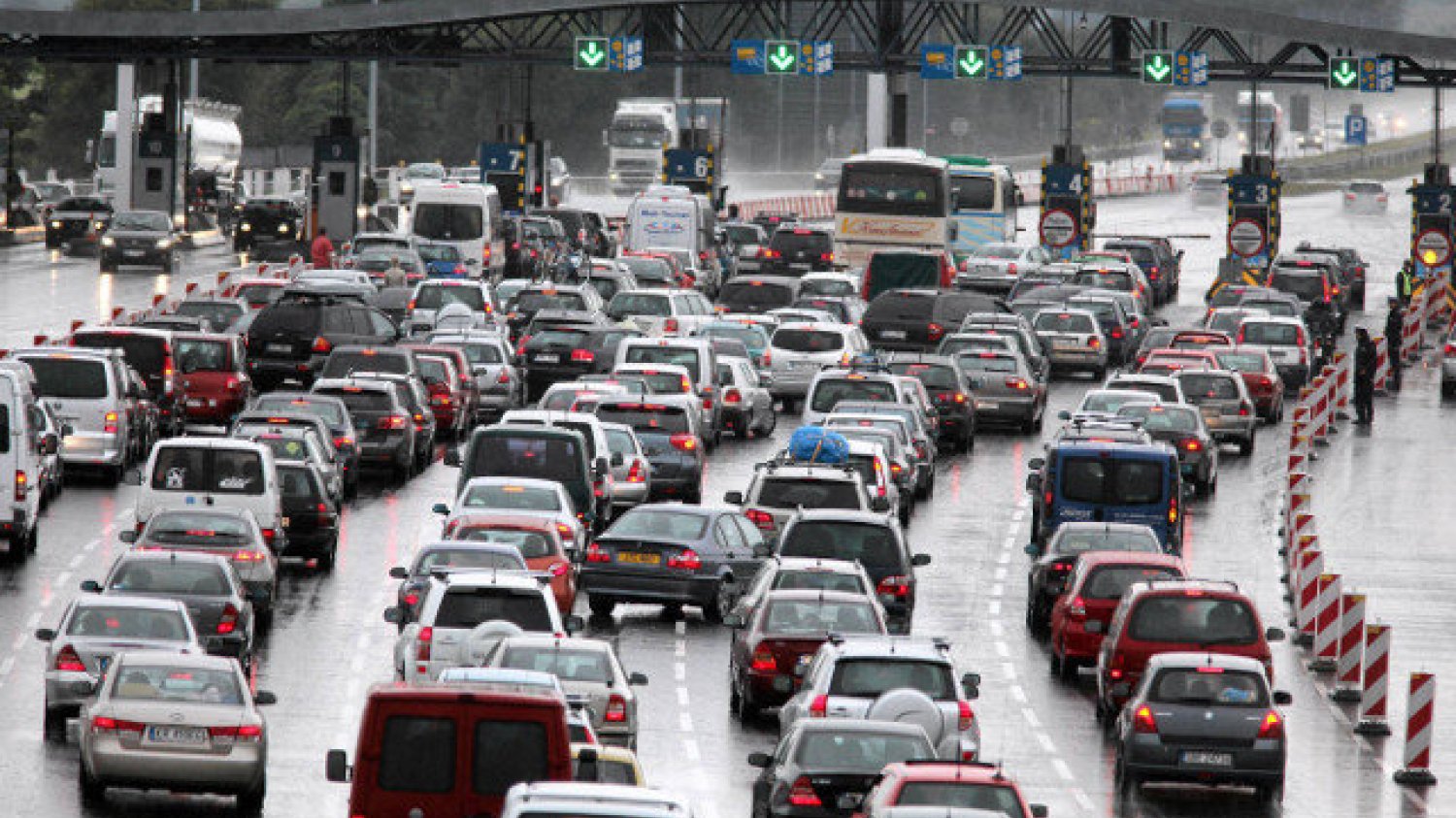 Kilometrowe korki do bramek na autostradach to efekt "usprawnienia" systemu pobierania opłat