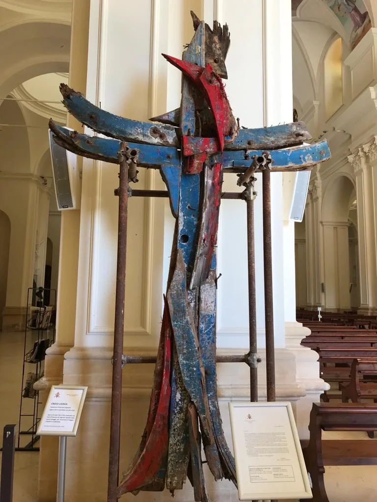 Krzyż zbity z desek łodzi migranckich, Katedra w Noto