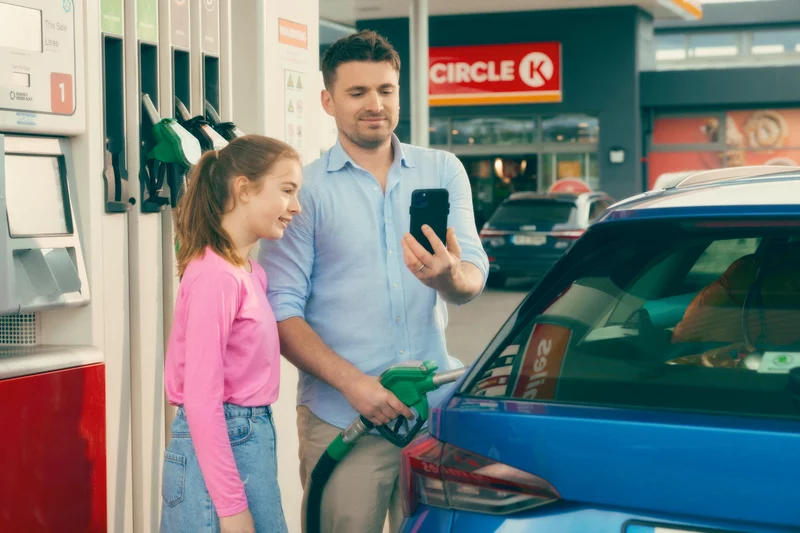 Do 26 czerwca 2024 na stacjach sieci Circle K trwa akcja "EXTRA poranki z kawą". Codziennie w godzinach 7:00- 9:00 klienci mogą skorzystać z atrakcyjnej oferty na aromatyczną kawę za symboliczny grosz.