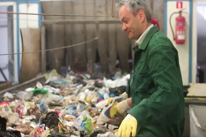 Robert Biedroń to nie tylko gabinet i garnitury. Można go spotkać także w sortowni odpadów