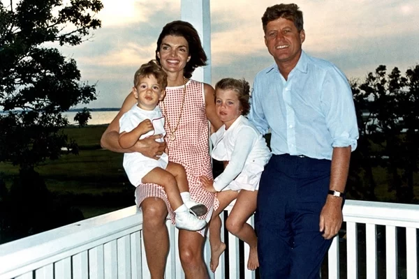 Jackie z dziećmi i mężem Johnem F. Kennedy, sierpień 1962 r.
