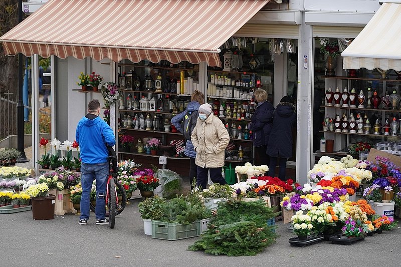 Decyzja rządu ws. zamknięcia cmentarzy wywołała burzę na Twitterze.