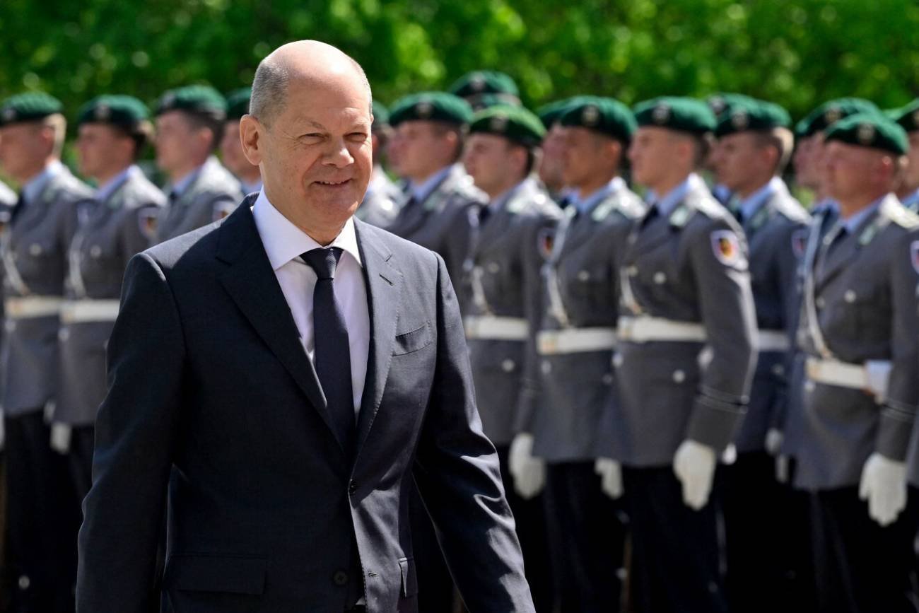 Kanclerz Niemiec Olaf Scholz i żołnierze Bundeswehry.