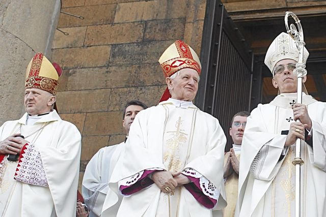 Arcybiskup Skworc (pierwszy z prawej) wezwał do liberalnych reform, ale to margines w Kościele.
