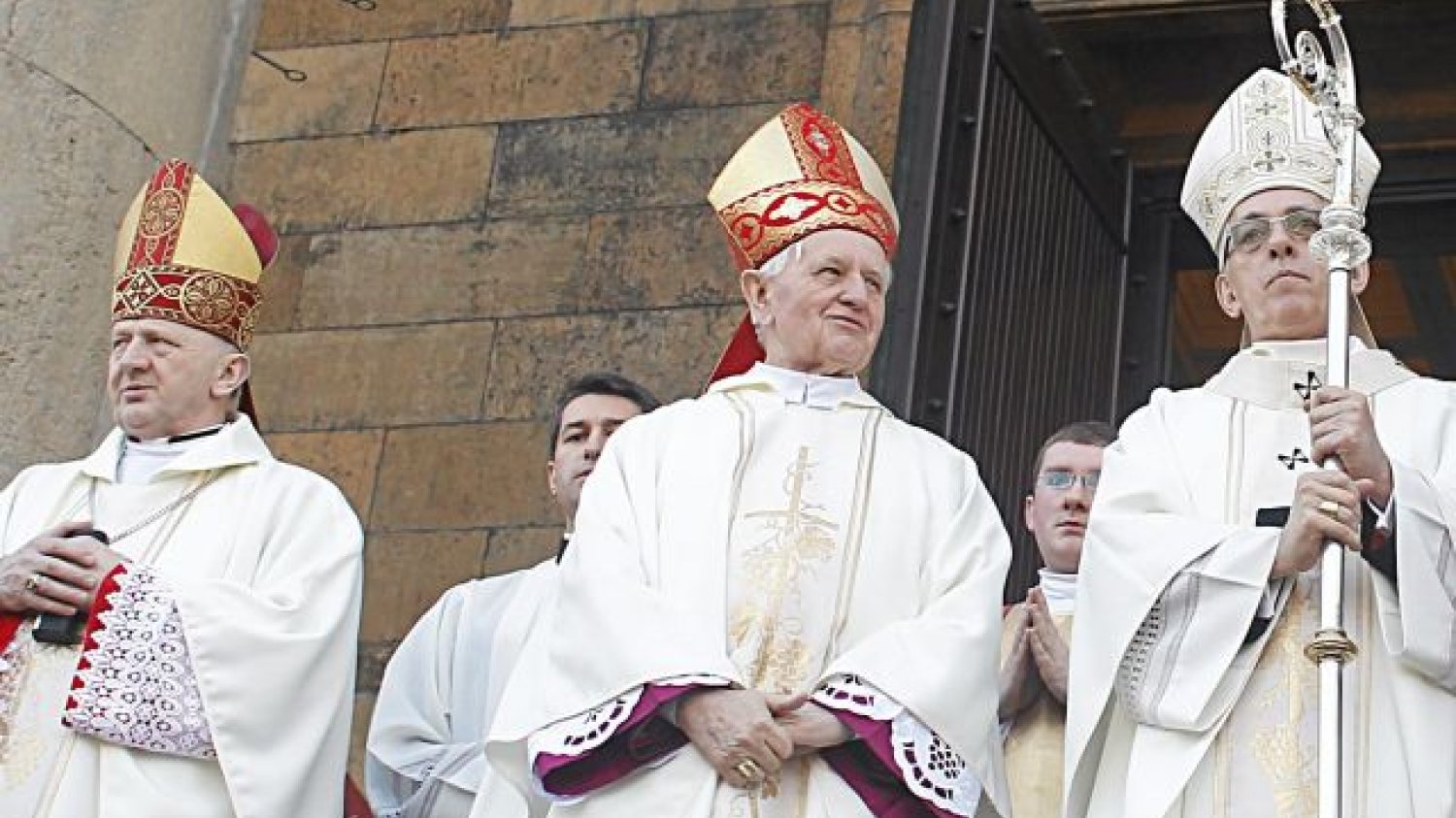 Arcybiskup Skworc (pierwszy z prawej) wezwał do liberalnych reform, ale to margines w Kościele.