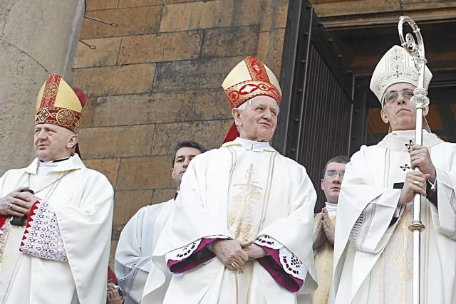 Arcybiskup Skworc (pierwszy z prawej) wezwał do liberalnych reform, ale to margines w Kościele.