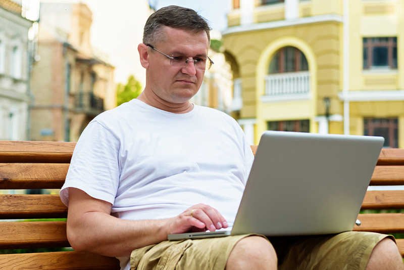 Trzymanie laptopa na kolanach nie zagraża płodności mężczyzn