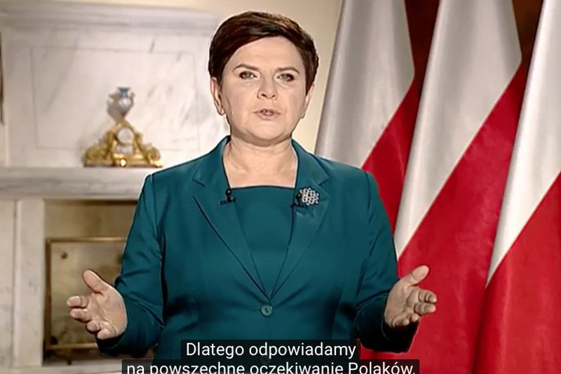 Kod Beaty Szydło. Gest pod tytułem "zwracam się do wszystkich Polaków" - wyuczony, razi sztucznością, męczy odbiorcę.