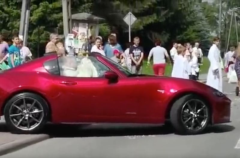 Ksiądz poruszał się podczas procesji czerwoną Mazdą MX-5.