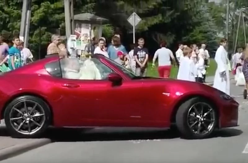 Ksiądz poruszał się podczas procesji czerwoną Mazdą MX-5.