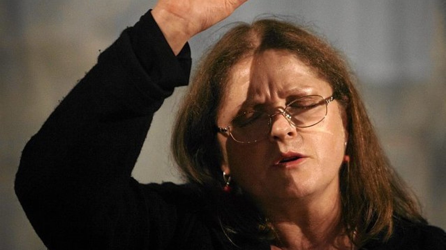 Poseł Krystyna Pawłowicz cieszy się z przyjazdu prezydenta Donalda Trumpa do Polski. Zwraca się do niego bezpośrednio i kończy komunikat po angielsku.