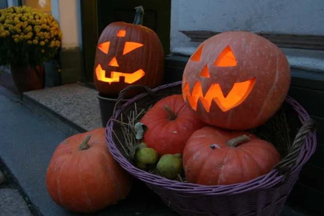 Wydrążone dynie ze świecą w środku nazywają się Jack-o'-lantern i są jedną z tradycji na Halloween.