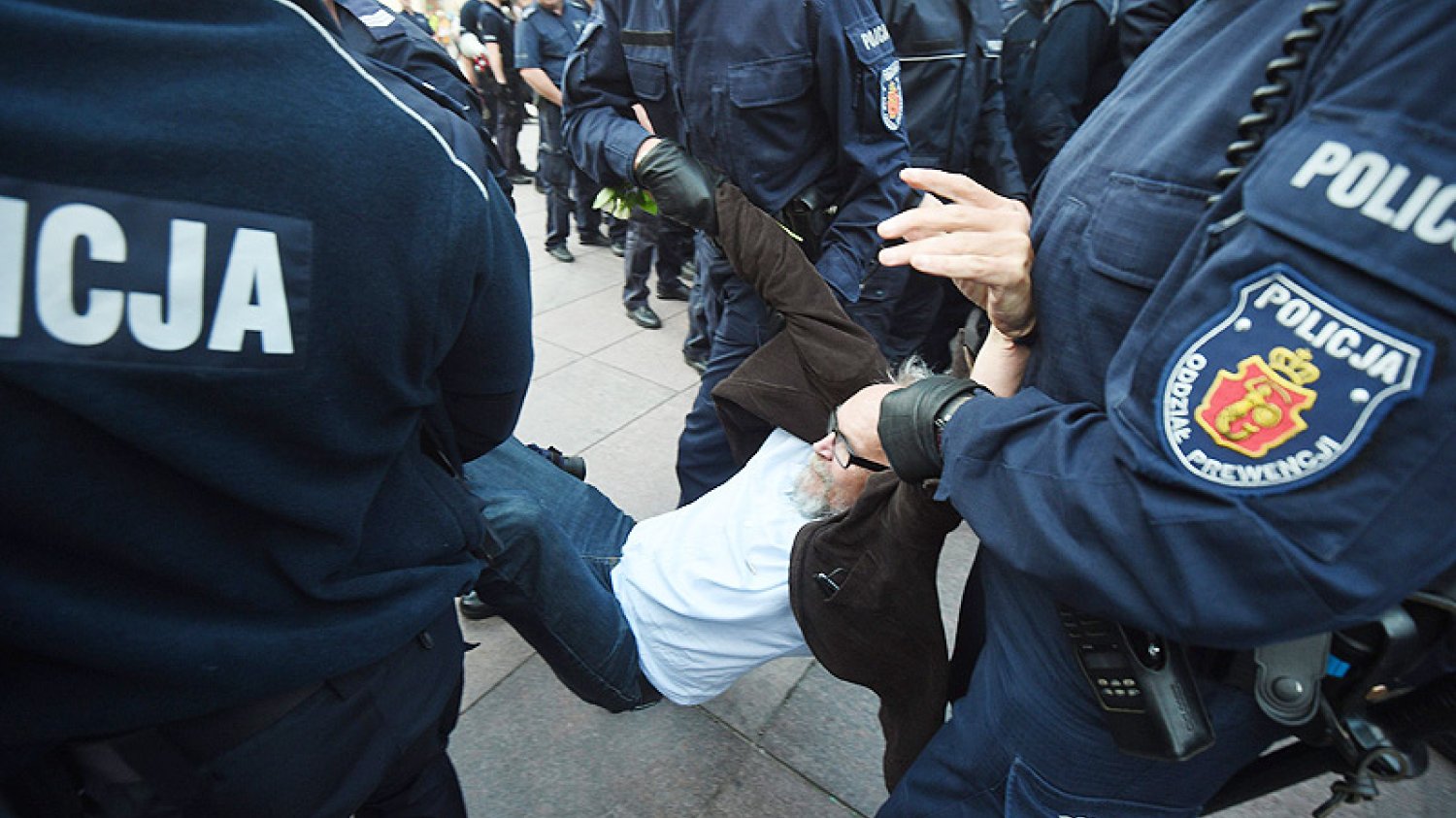 Sympatyzujące z PiS media twierdzą, że protestujący przeciwko władzy Polacy chcą zrobić "Hamburg w Warszawie". Wygląda to na przygotowywanie gruntu pod ostrą pacyfikację protestu 10 lipca.