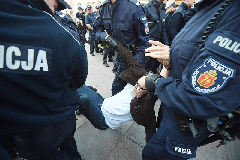Sympatyzujące z PiS media twierdzą, że protestujący przeciwko władzy Polacy chcą zrobić "Hamburg w Warszawie". Wygląda to na przygotowywanie gruntu pod ostrą pacyfikację protestu 10 lipca.