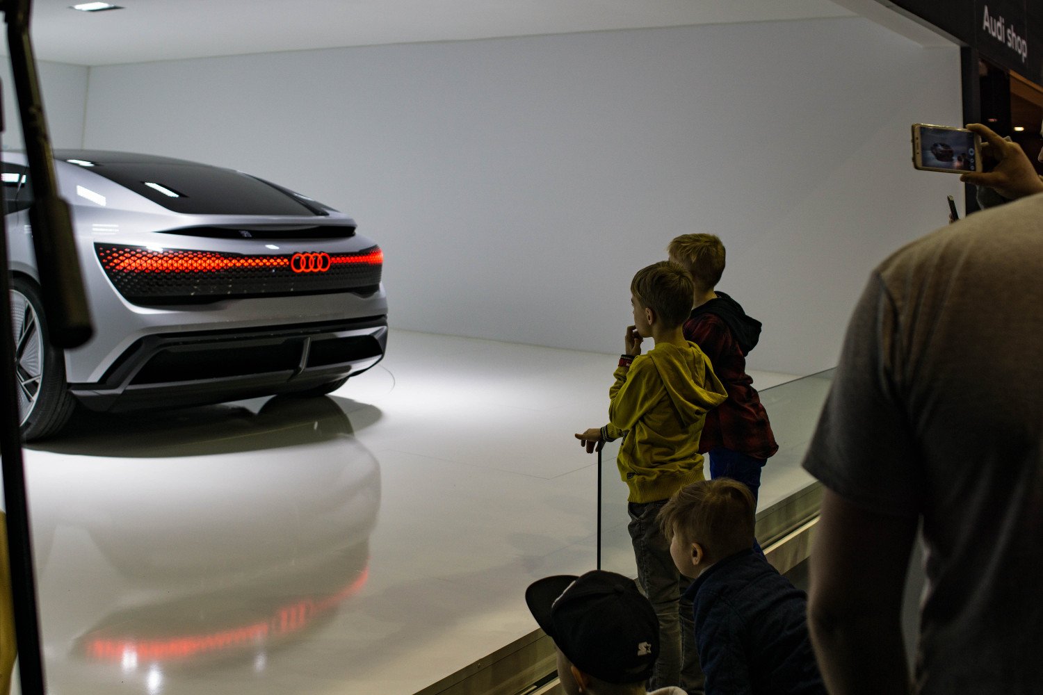 Kiedyś dzieciaki wieszały na ścianach plakaty z włoskimi supersamochodami. Co oglądają teraz? Przyszłość.