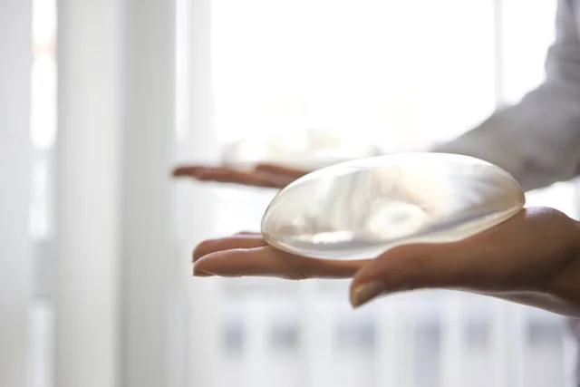 Powiększenie piersi nie musi się wiązać wyłącznie z wszczepieniem implantów. Fot. [url=http://bit.ly/1YQMQnt]FDA[/url] / [url=http://bit.ly/1RhSQRb]CC0[/url]