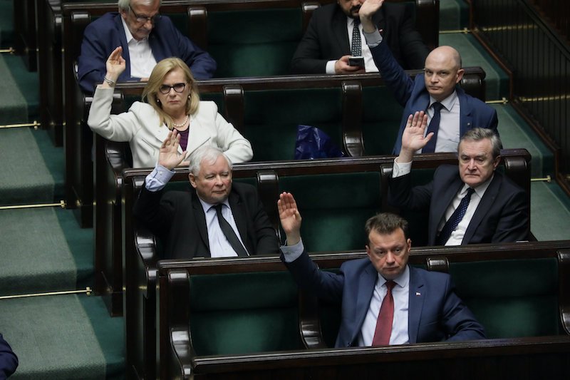 Prezes Jarosław Kaczyński i politycy PiS. Debata i nocny blok głosowań nad wnioskiem opozycji o wotum nieufności dla ministra zdrowia Łukasza Szumowskiego (02.06.2020).