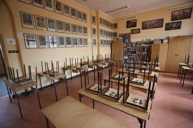 Uczniowie podpisują petycję. Chcą wracać do szkół dopiero we wrześniu.