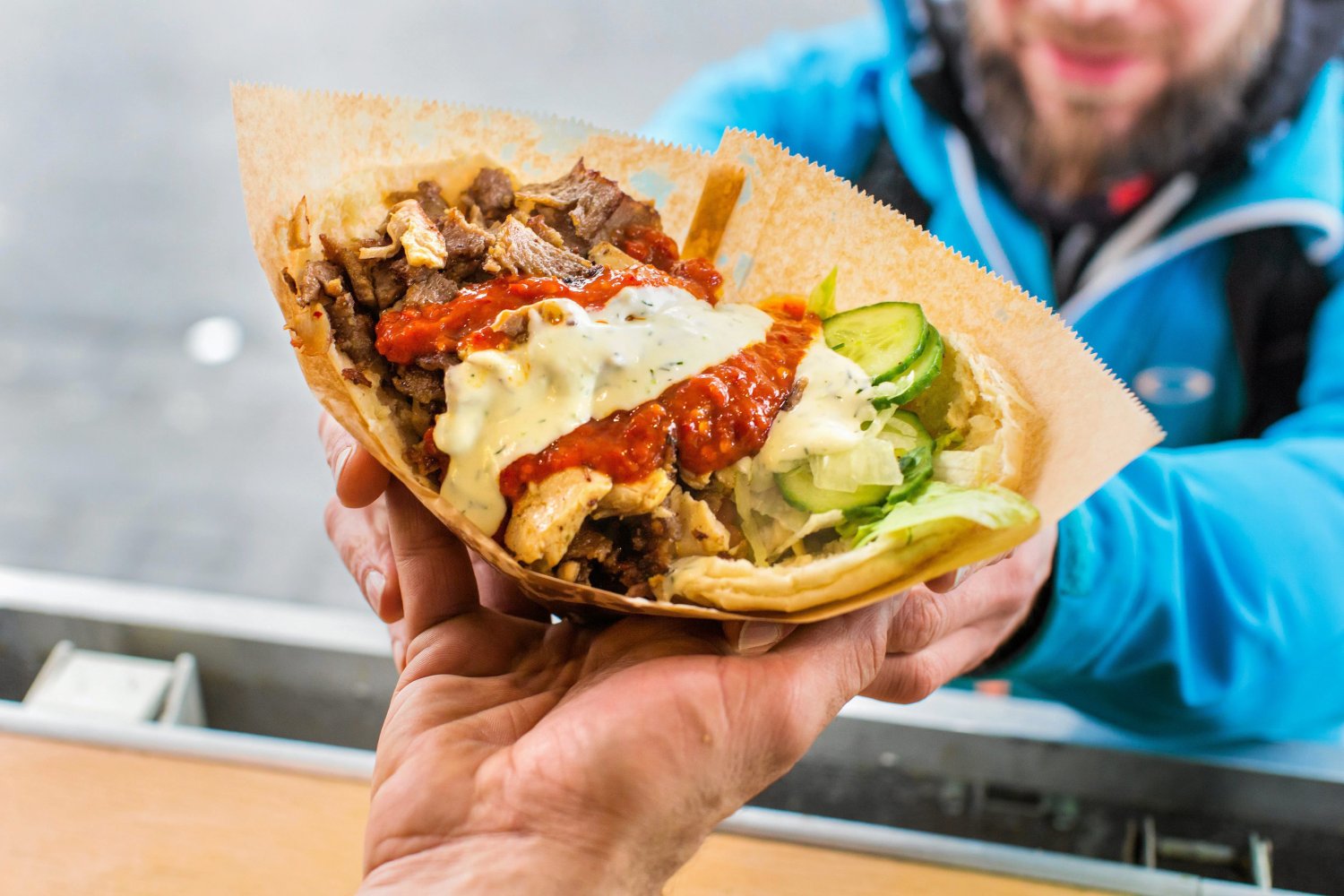 W przestrzeni publicznej nie można zdejmować maseczek nawet do jedzenia i picia.