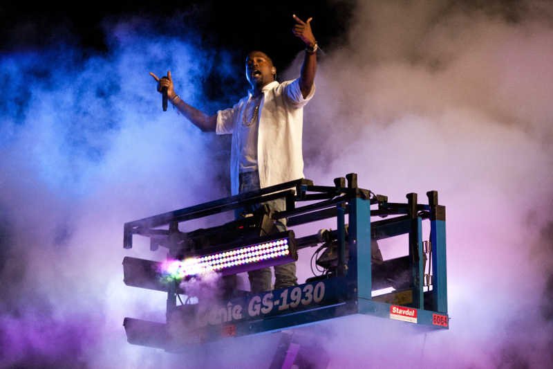 [url=http://shutr.bz/1a0RRfZ]Kanye West[/url] na koncercie.