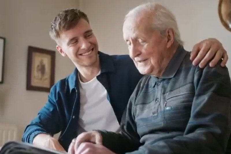 Maciej Musiał pokazał dziadka w klipie promującym szczepionki na covid-19.