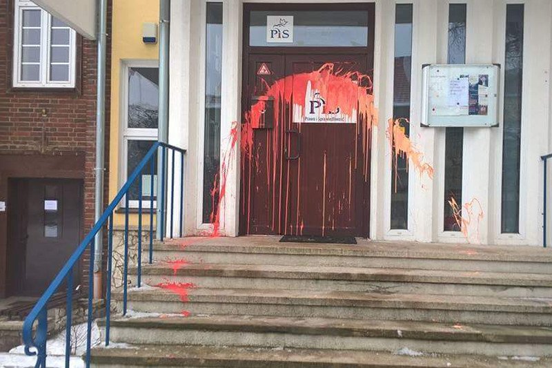 Ktoś oblał farbą siedzibę PiS w Szczecinie. Prawica już wskazała winnych – opozycja i wolne media