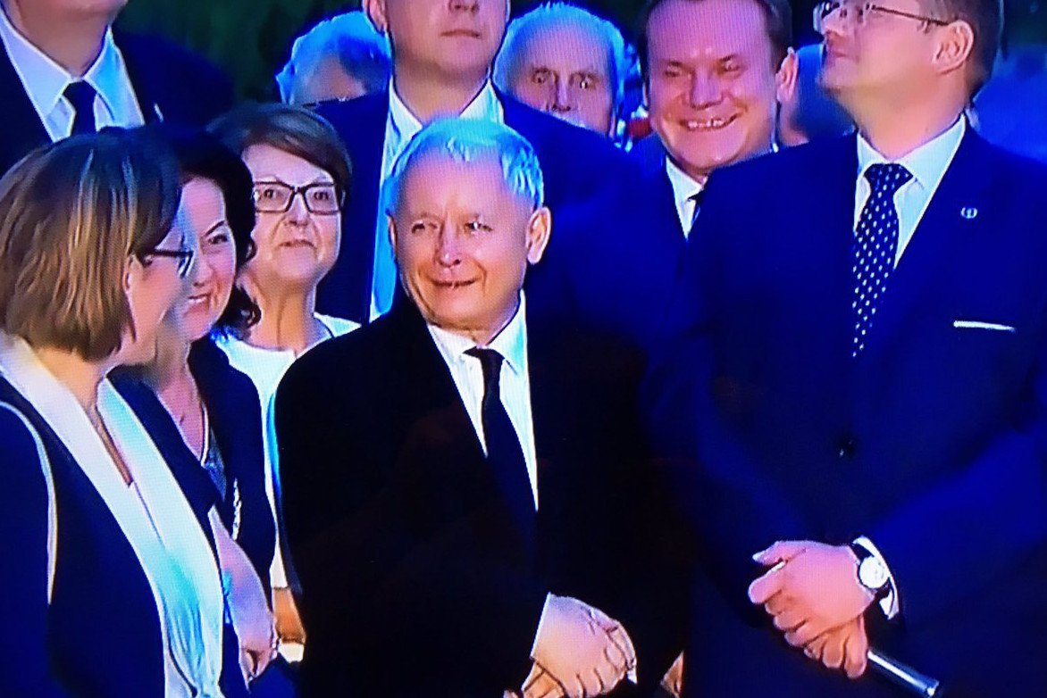 Jarosław Kaczyński w trakcie miesięcznicy smoleńskiej miał ubaw po pachy.