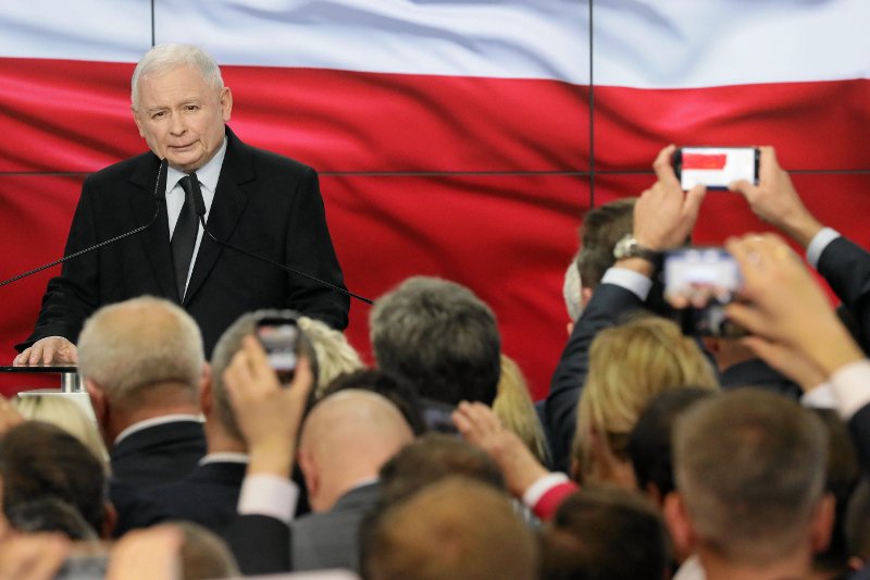 W sondażu late poll PiS utrzymuje wynik, który pozwala na samodzielne rządy.