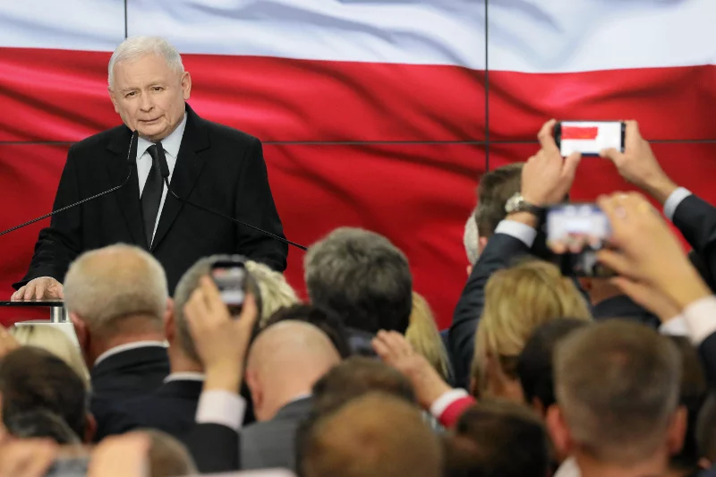W sondażu late poll PiS utrzymuje wynik, który pozwala na samodzielne rządy.