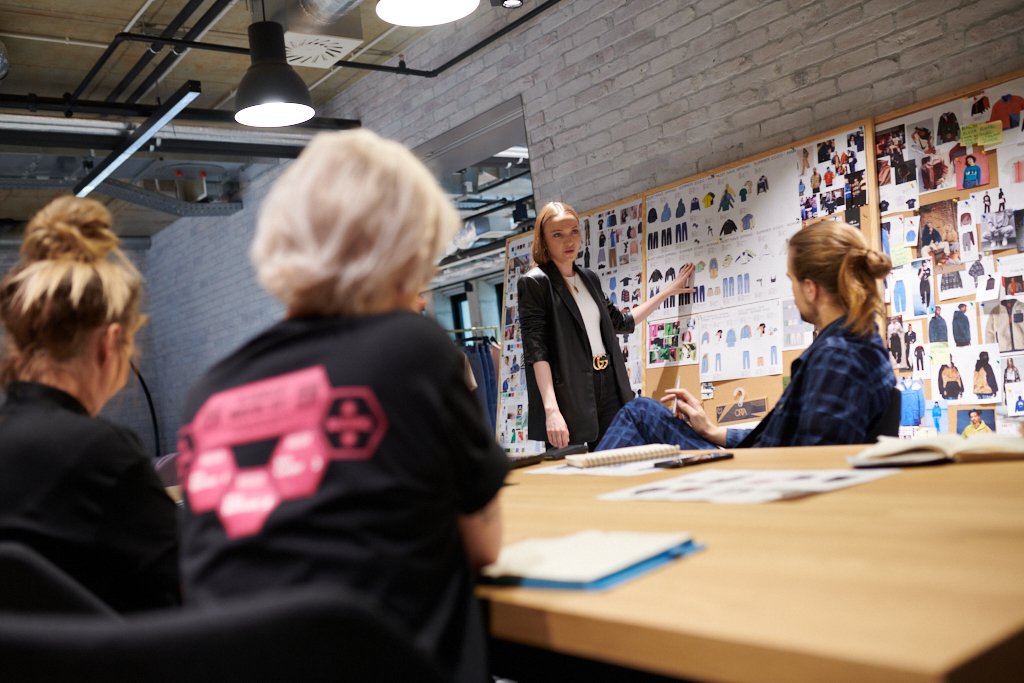 Martyna Sowik, główna projektantka w BIG STAR, zarządza dwoma zespołami. Jej rola w firmie jest podwójna - organizuje i tworzy.