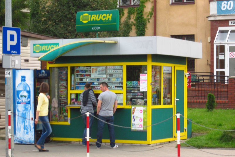 Od stycznia 2017 r. papierosy sprzedawane są w paczkach ze zmienionym wyglądem. Nałogowych palaczy kłują w oczy sugestywne zdjęcia nowotworów, stąd kupują na potęgę specjalne zasłaniacze