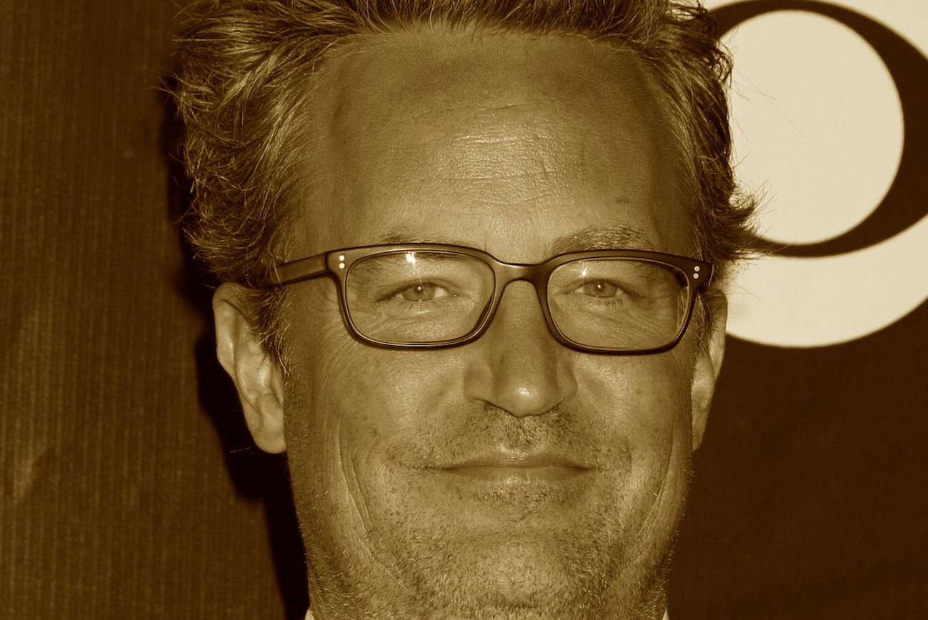 Matthew Perry nie żyje. Gwiazdor serialu "Przyjaciele" miał 54 lata.