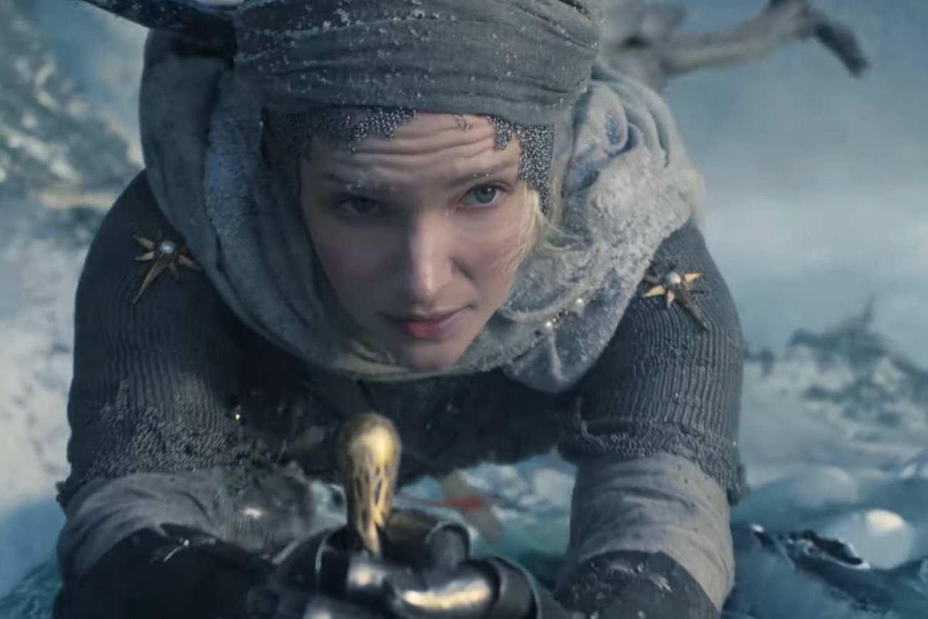 Morfydd Clark w roli Galadrieli z serialu "Władca Pierścieni: Pierścienie Mocy".