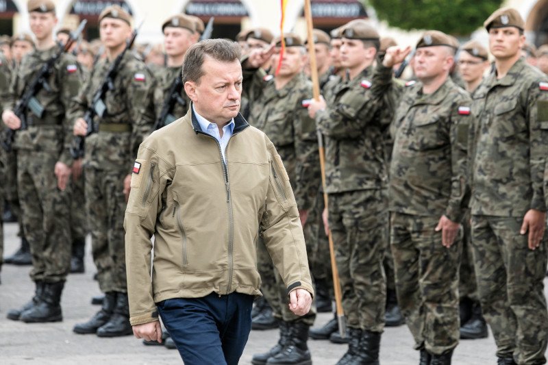 Mariusz Błaszczak zapewnił na Twitterze, że wojsko pomoże mieszkańcom Warszawy w związku z katastrofą ekologiczną.