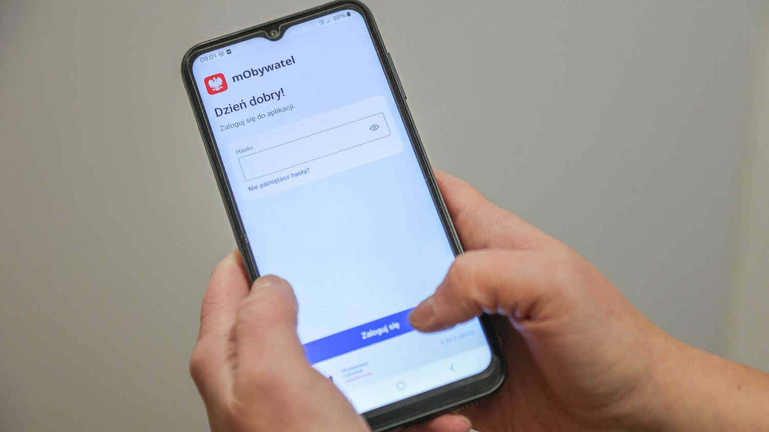 mObywatel pozwala teraz podpisać dokument elektronicznie. Jak to zrobić? Jak podpisać dokument przy pomocy aplikacji mObwyatel? Poradnik krok po kroku