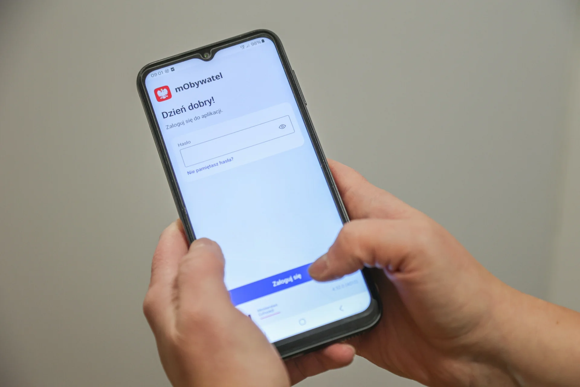 mObywatel pozwala teraz podpisać dokument elektronicznie. Jak to zrobić? Jak podpisać dokument przy pomocy aplikacji mObwyatel? Poradnik krok po kroku