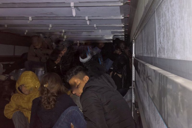 W takich warunkach uchodźcy podróżują przez Polskę.