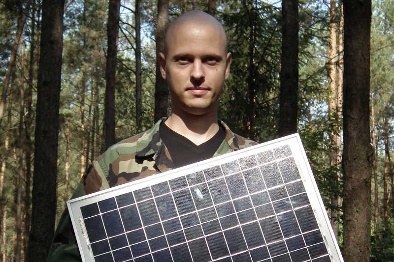 Krzysztof Lis – polski preppers, absolwent Politechniki Warszawskiej, autor książki "Jak tanio zbudować kolektor słoneczny?", prowadzi blog domowy-survival.pl i dom-autonomiczny.edu.pl