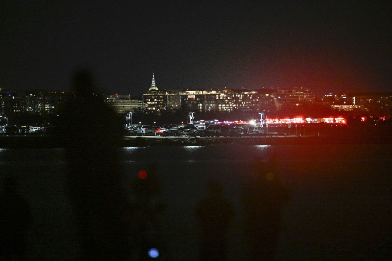 Tragedia w Waszyngtonie. Samolot zderzył się z helikopterem i wpadł do rzeki.