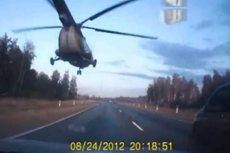 Śmigłowiec nad drogą w Rosji