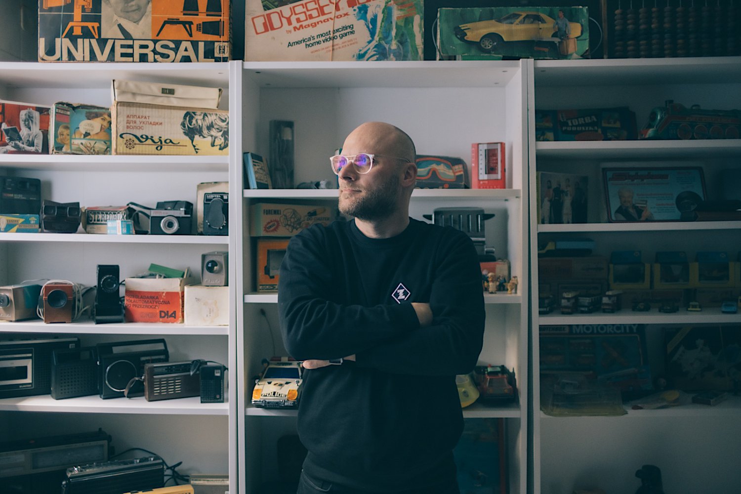 Dziennikarz muzyczny Wojtek Przylipiak w piwnicy na Muranowie trzyma setki zabawek z czasów PRL