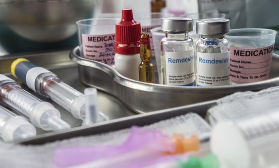 Lek na koroanwirusa (remdesivir) w pierwszej kolejności będą mieli Amerykanie. Administracja Trumpa wykupiła zapas produkcji na 3 najbliższe miesiące.