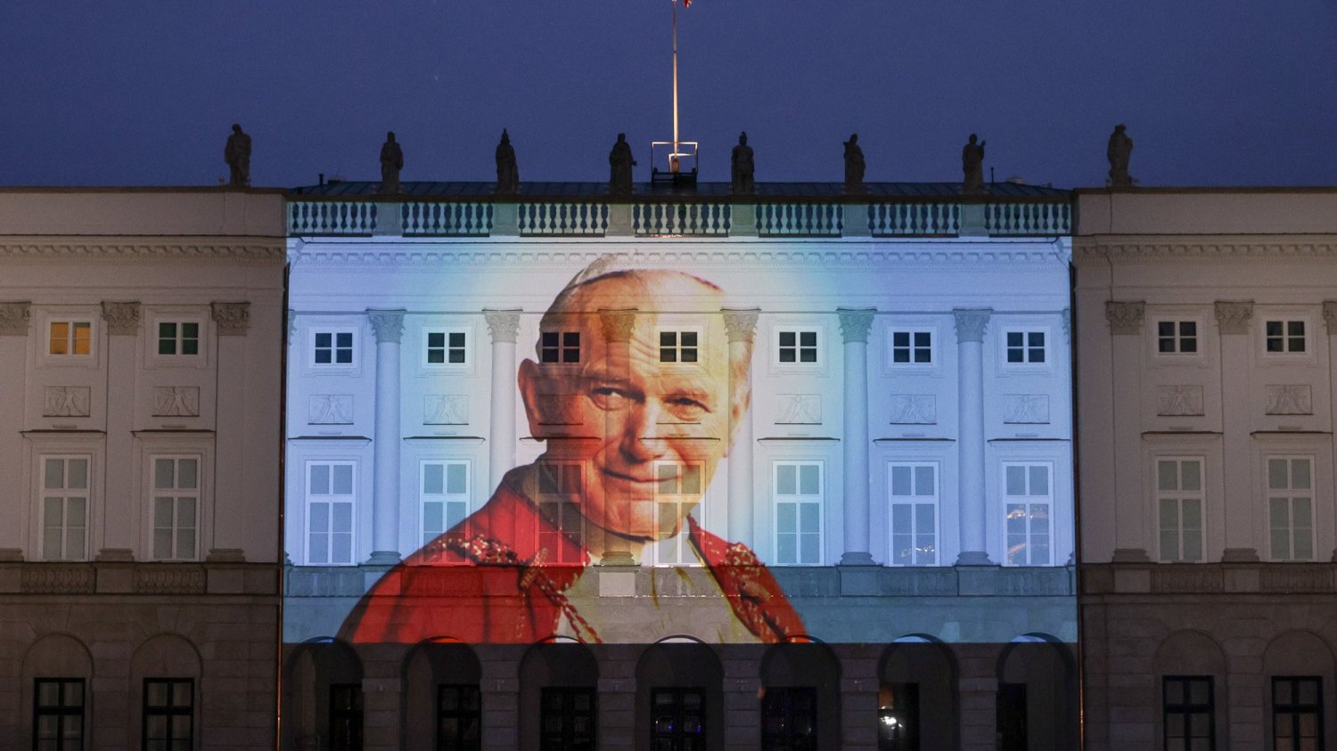 Taki wizerunek papieża wyświetlono na Pałacu Prezydenckim.