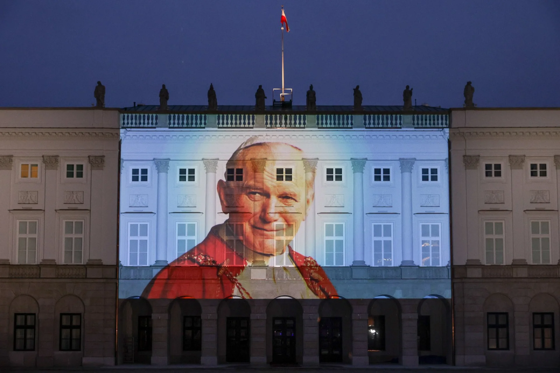 Taki wizerunek papieża wyświetlono na Pałacu Prezydenckim.