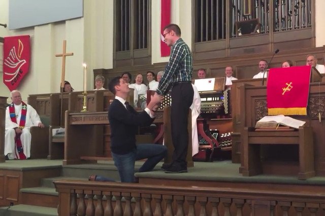 Screen z filmiku zaręczynowego Trevora Harpera i Davisa Covina