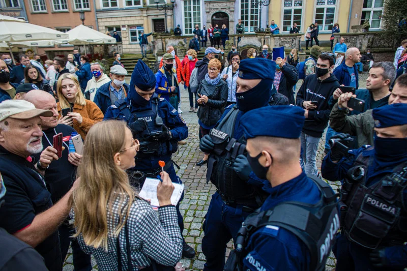 Policjanci codziennie ścierają się z antymaseczkowcami.