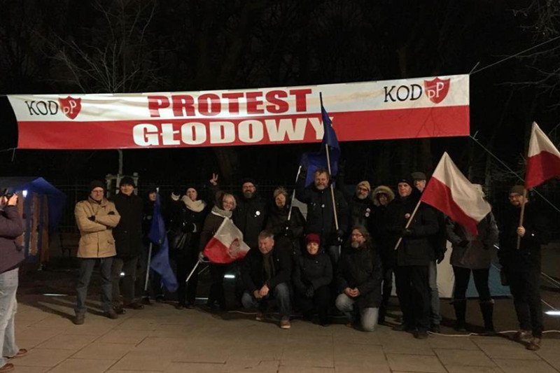 Andrzej Miszk relacjonuje na Facebooku przebieg swojego protestu głodowego.