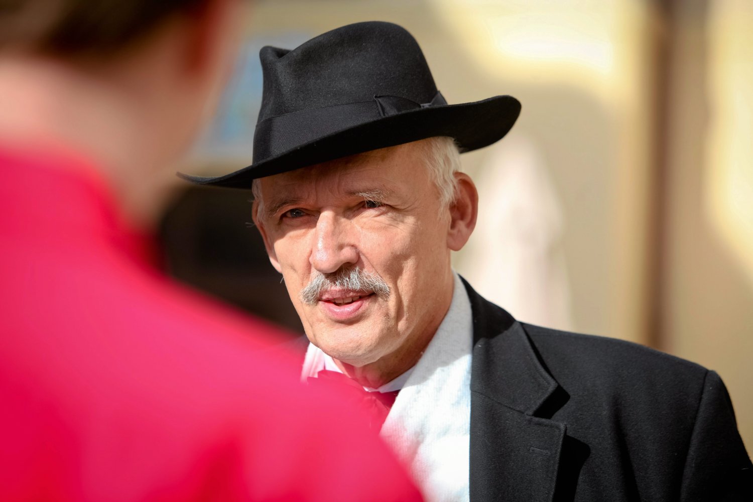 Janusz Korwin-Mikke znów zaskakuje. Tym razem wciągnął w to sądy.